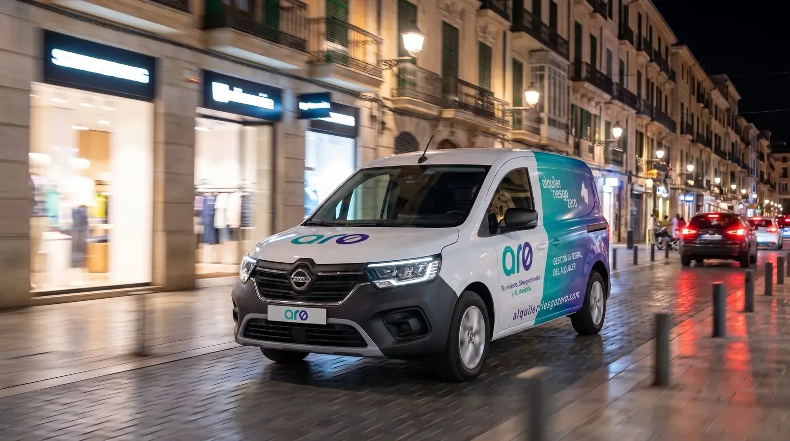 Furgoneta de Alquiler Riesgo Zero rotulada con la nueva marca, de noche en Palma