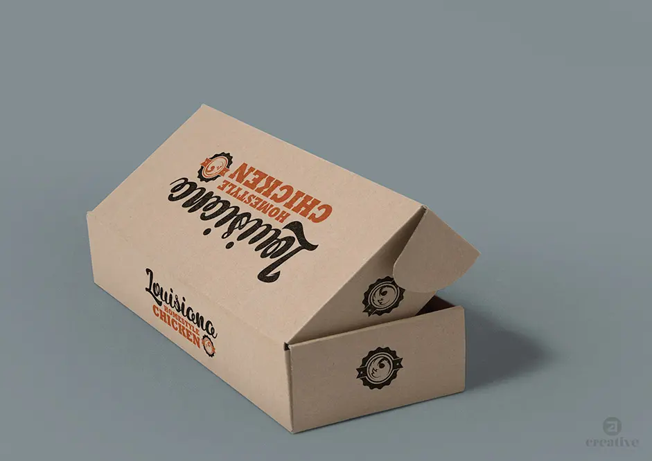 Caja de cartón kraft abierta con el logotipo impreso en negro y naranja