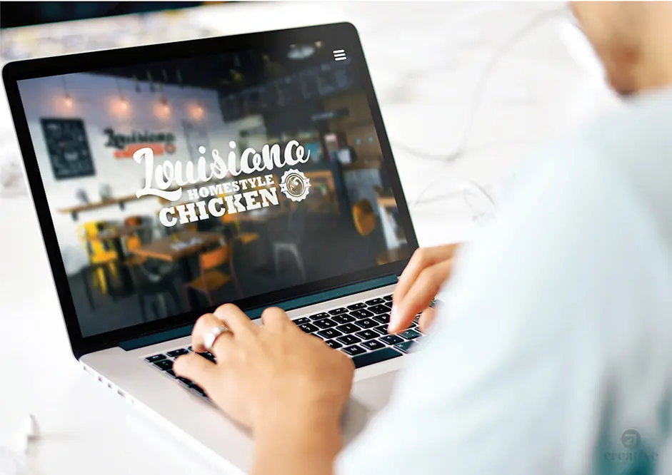 Mockup de portátil mostrando la web con el interior del restaurante
