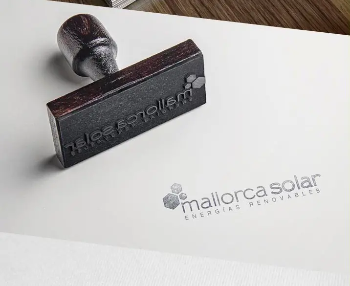 Sello de goma con el logotipo de MallorcaSolar estampado sobre papel