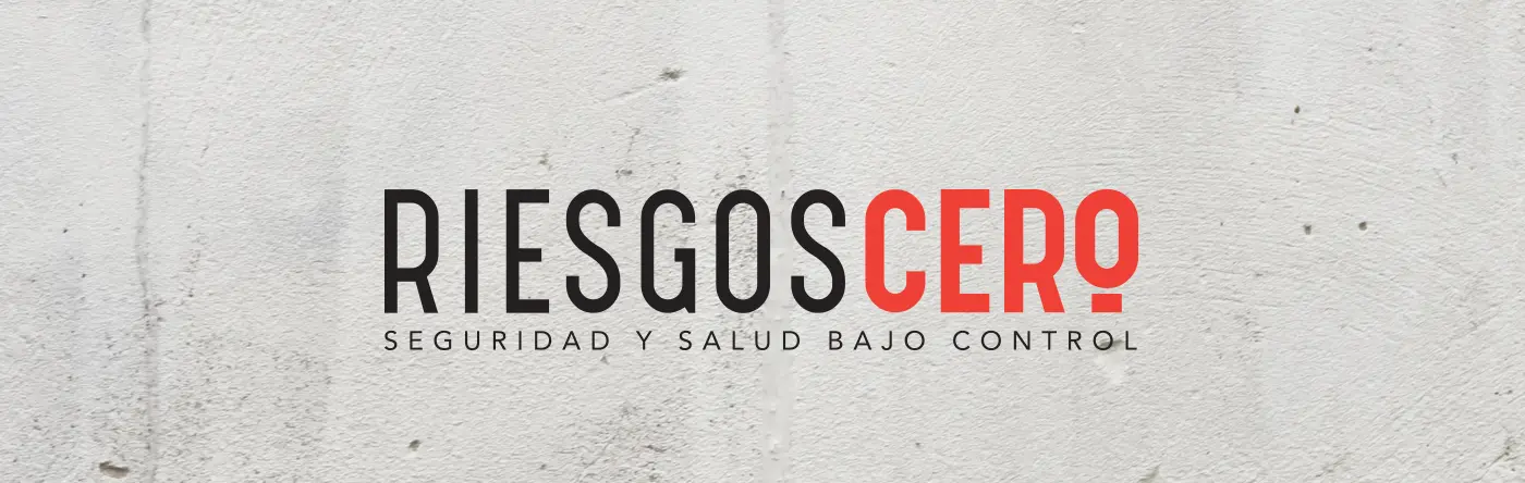 Logotipo Riesgos Cero en negro y rojo sobre una textura de pared de hormigón