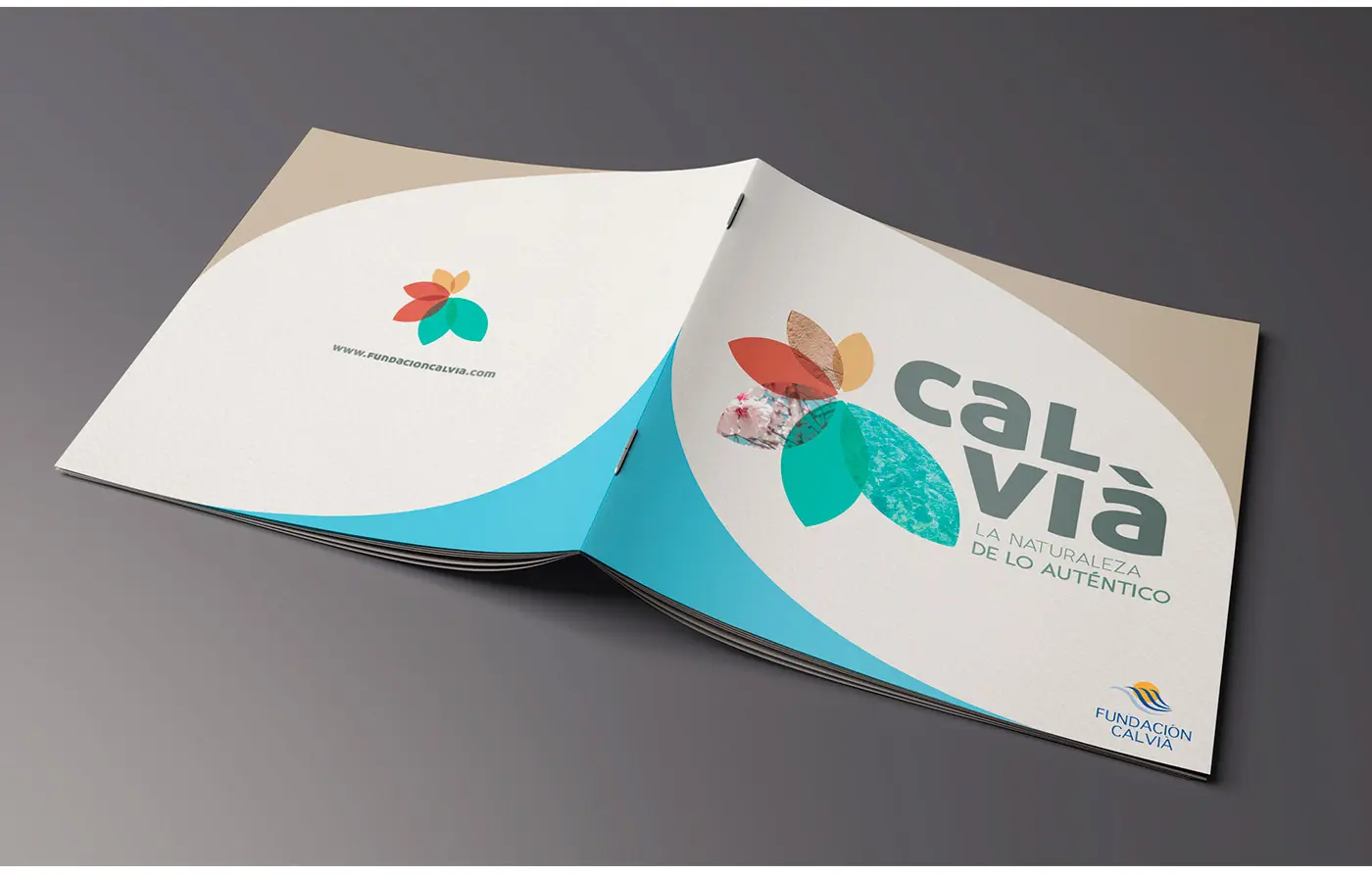 Folleto abierto con el logotipo de Calvià y el sello de la fundación