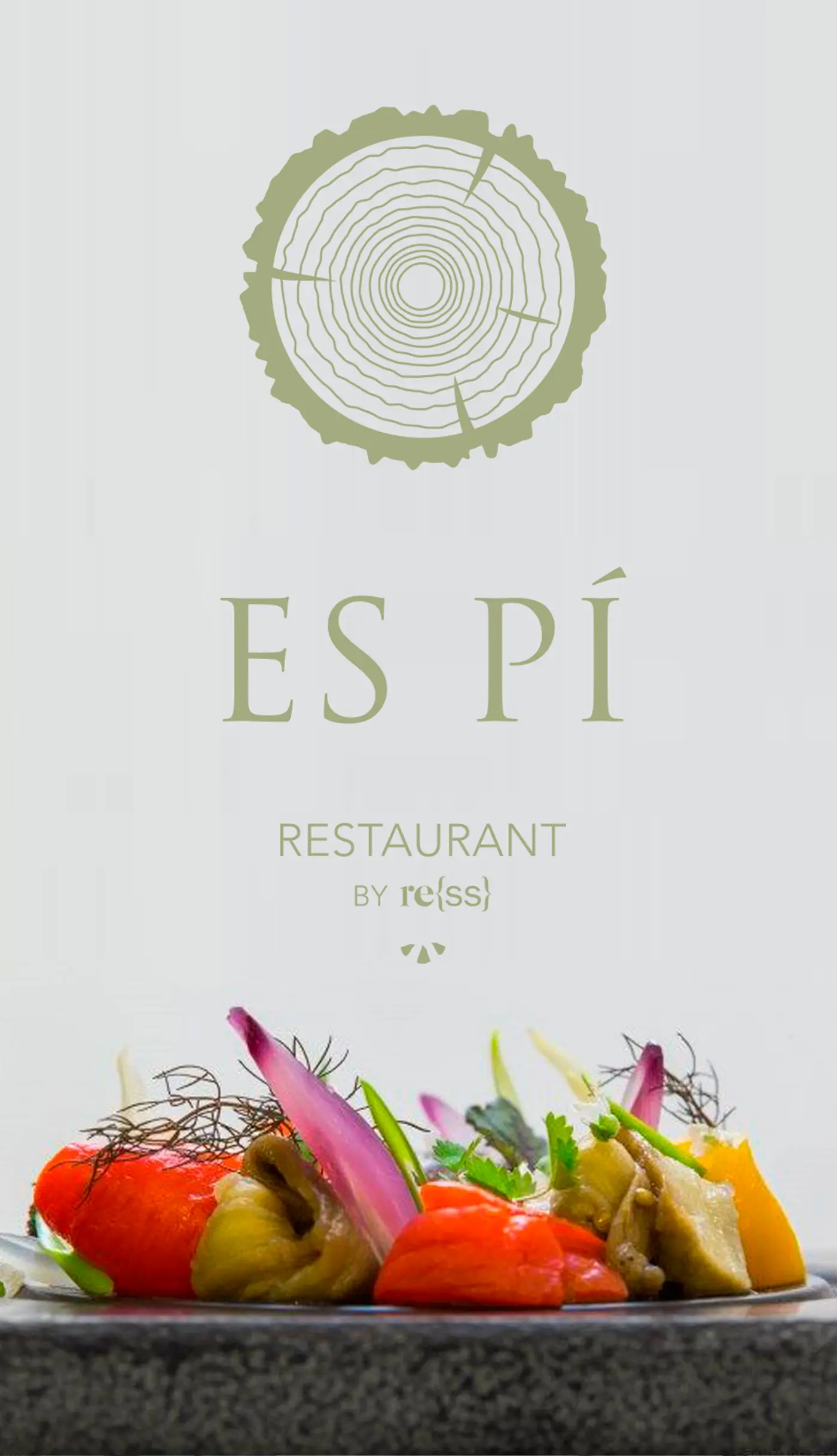 Cartel de Es Pí con el logotipo sobre un plato de verduras encurtidas y flores comestibles