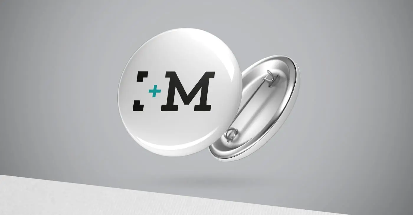 Mockup de chapa metálica blanca con el isotipo de MVG en negro y turquesa