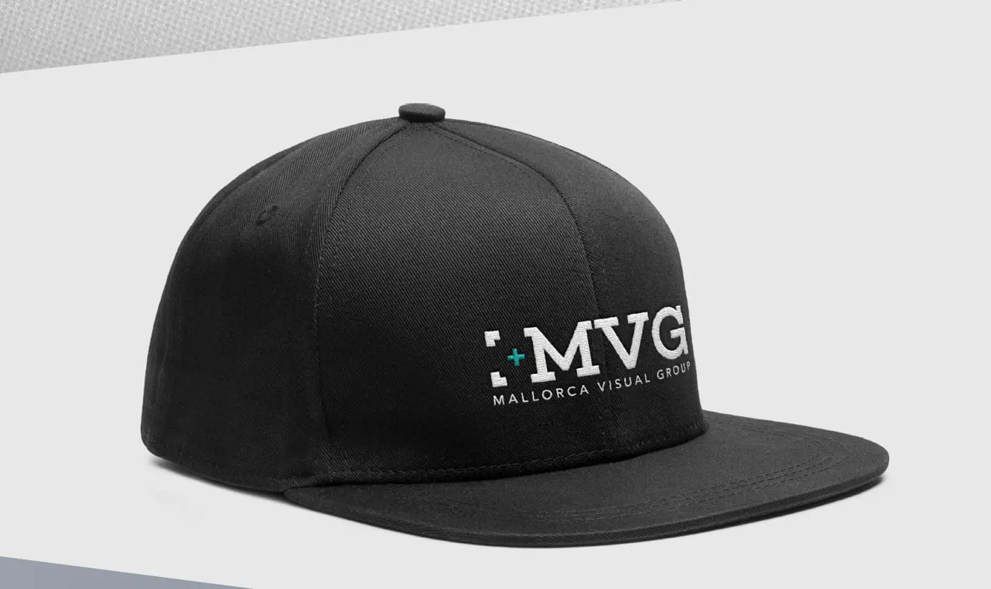 Gorra negra con el logotipo de MVG bordado en blanco y turquesa