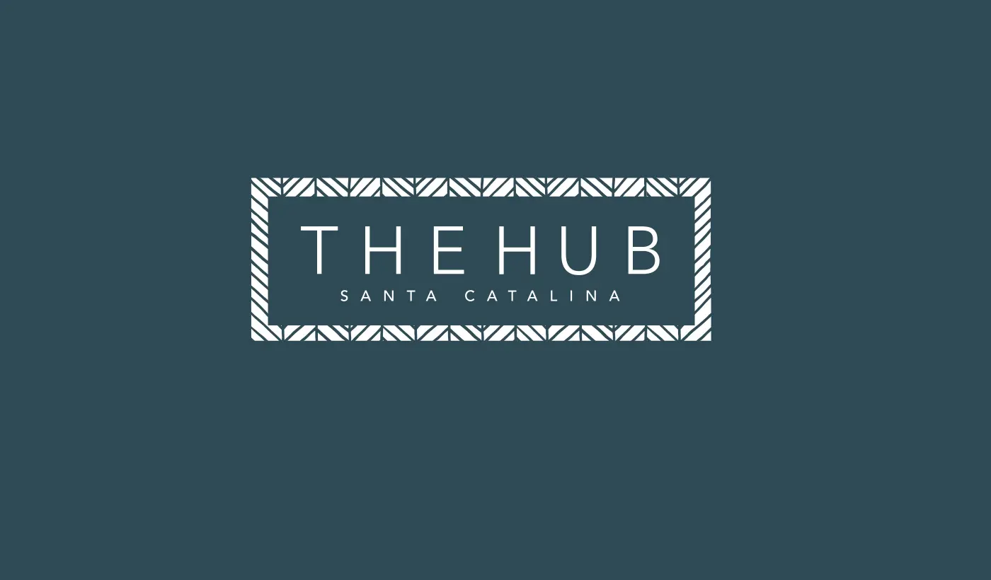 Logotipo The Hub Santa Catalina enmarcado en un patrón geométrico blanco sobre azul petróleo