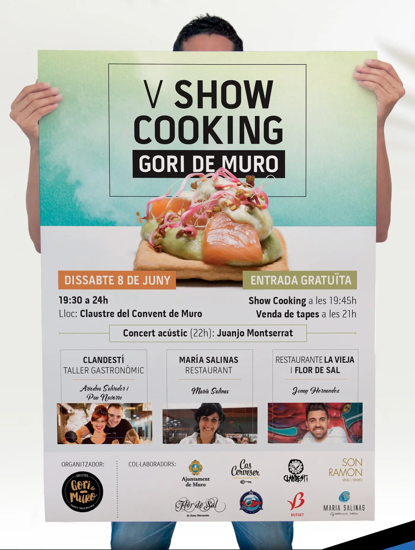 Cartell del V Show Cooking Gori de Muro sostingut a les mans, amb una tapa de salmó