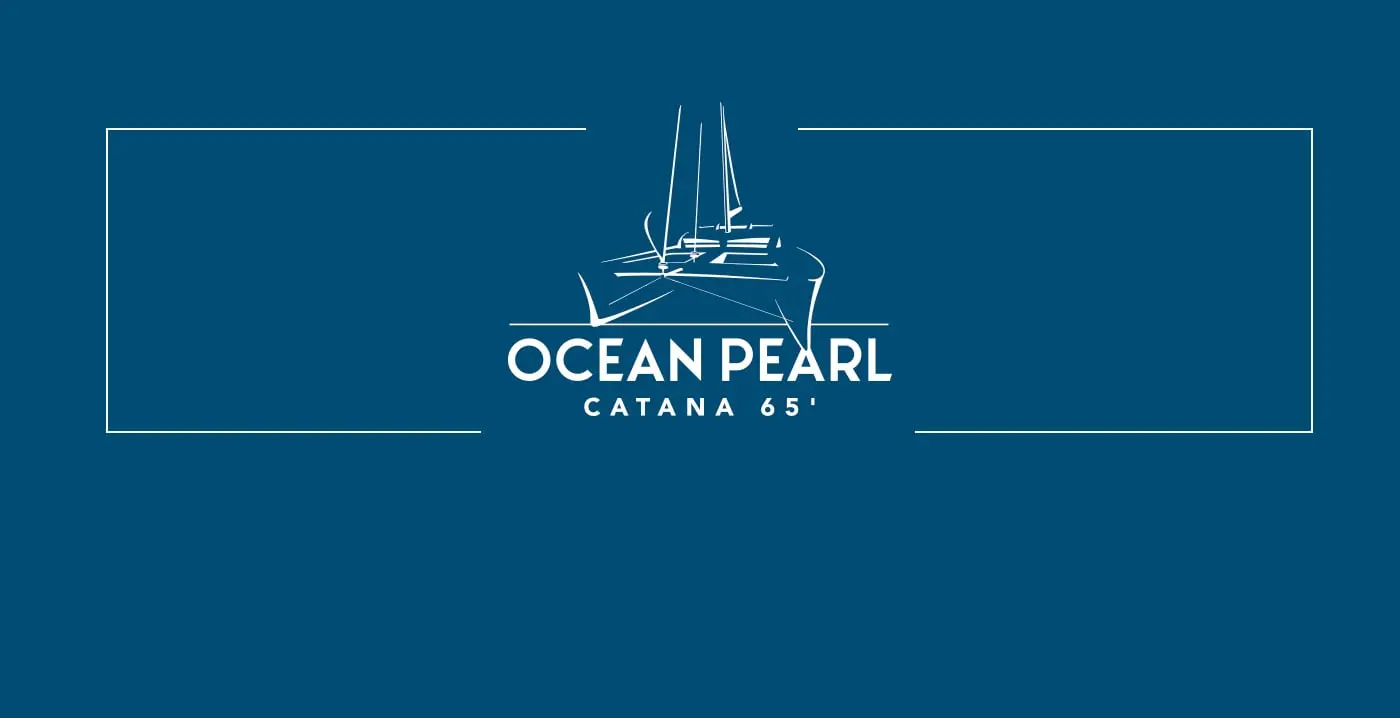 Logotip d'Ocean Pearl en blanc emmarcat sobre fons blau marí