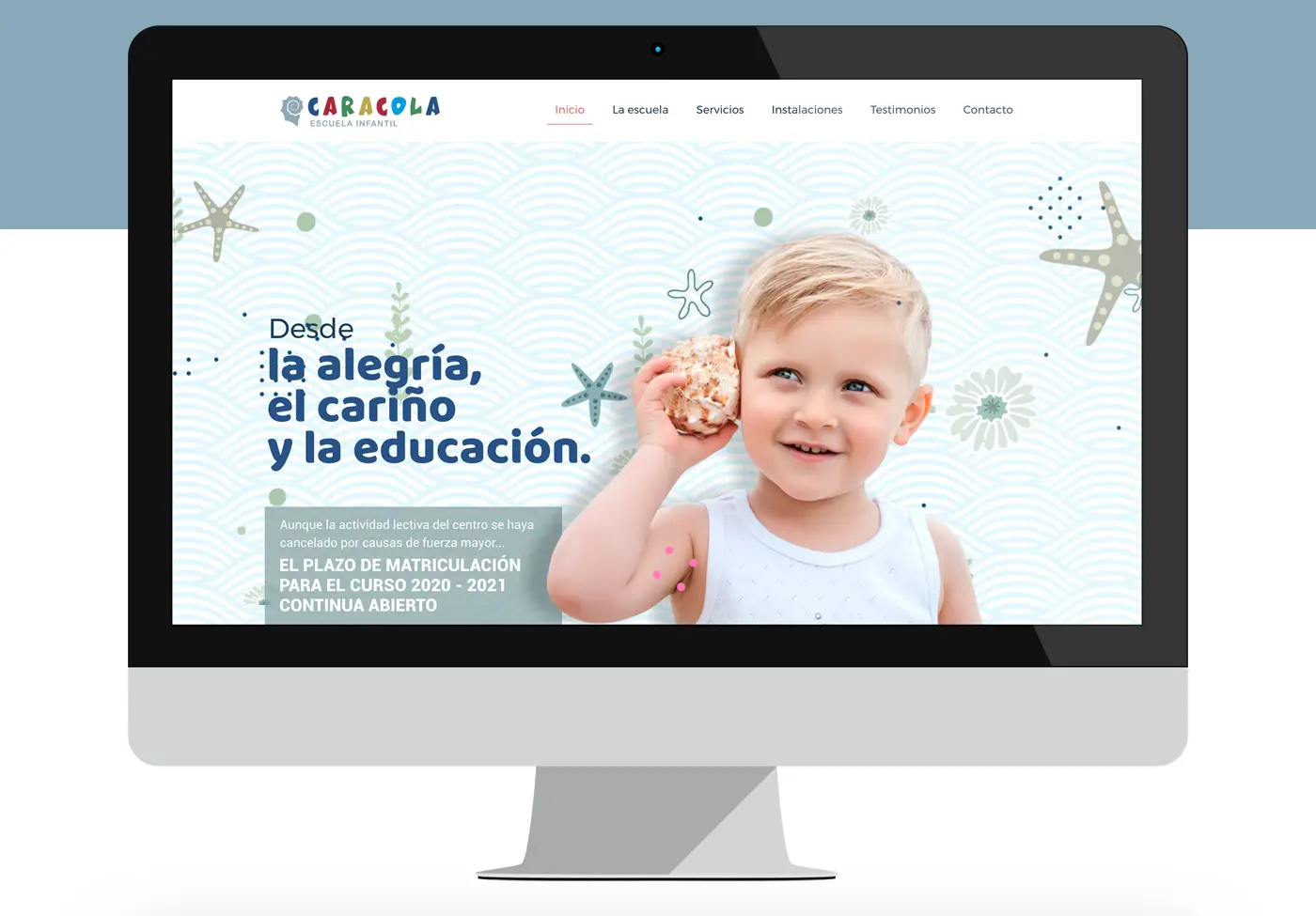 Mockup en iMac de la home con niño y caracola de fondo marino