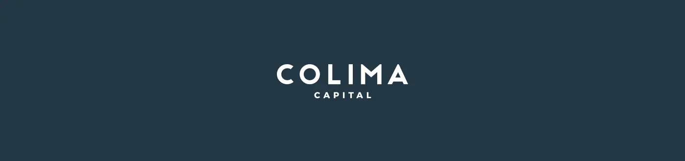 Logotipo de Colima Capital en blanco sobre fondo azul marino