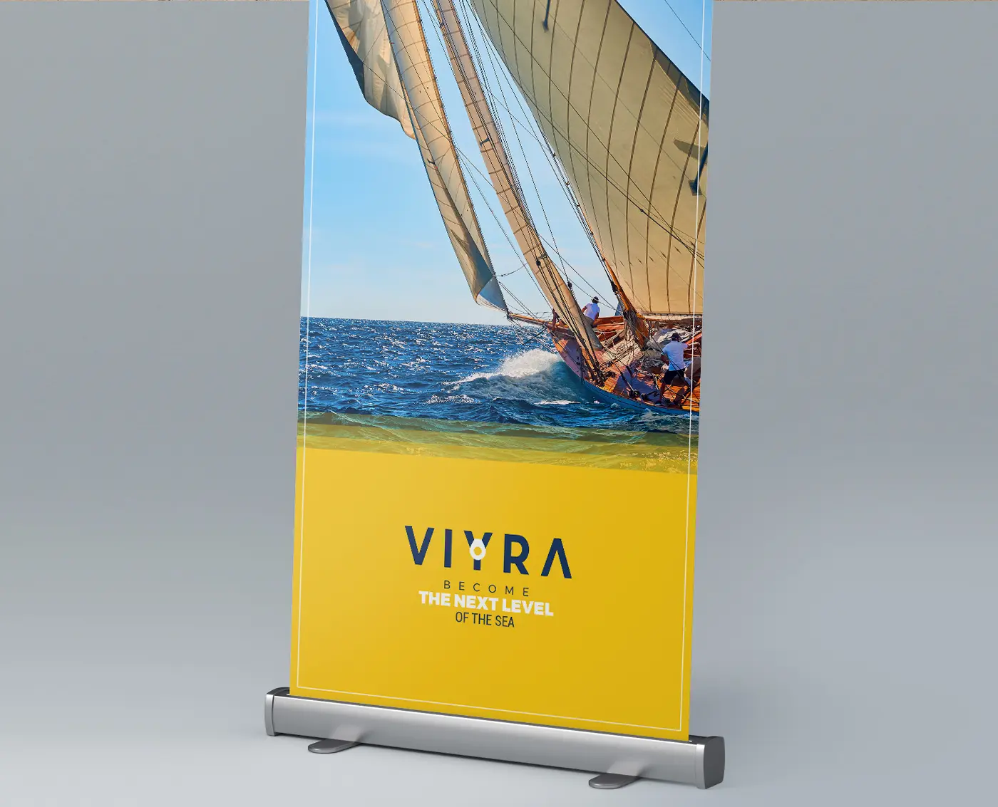 Roll-up de Viyra con el logotipo y el lema de la marca