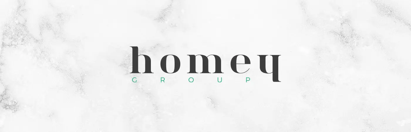 Logotip Homey Group en tipografia serif sobre fons de marbre clar
