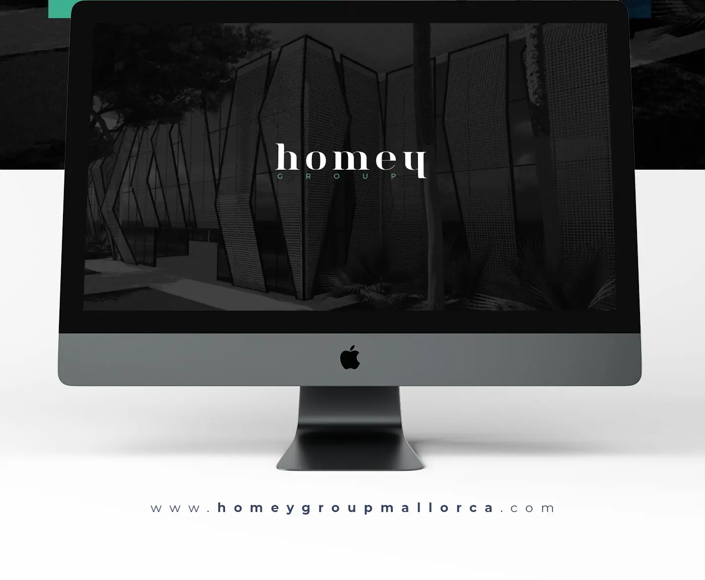 Mockup de la web de Homey Group en un iMac amb façana arquitectònica en blanc i negre