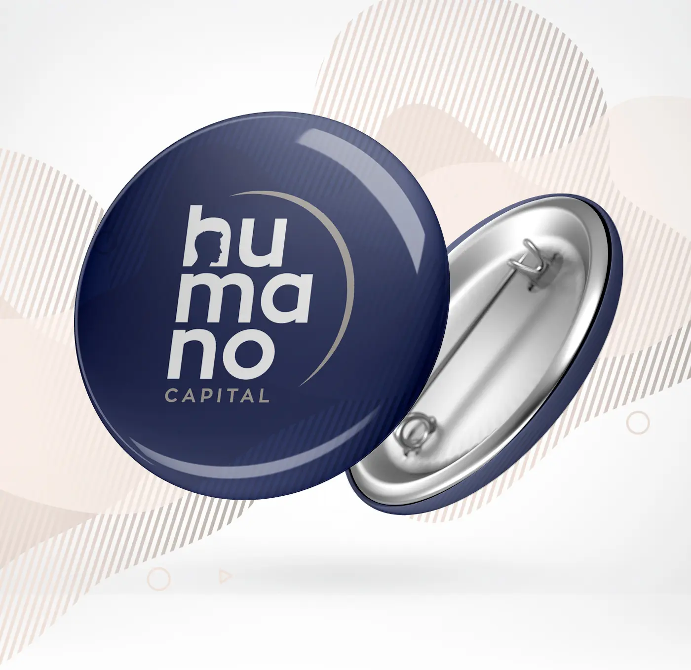 Chapa promocional con el logotipo de Humano Capital en azul marino
