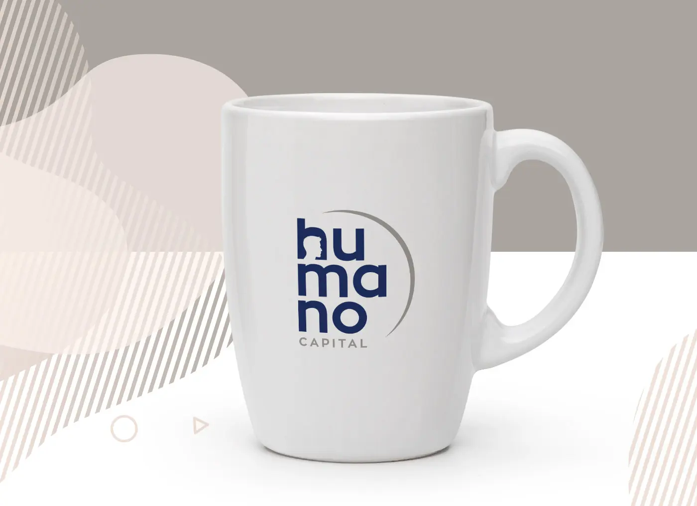 Taza de cerámica blanca con el logotipo aplicado en azul marino