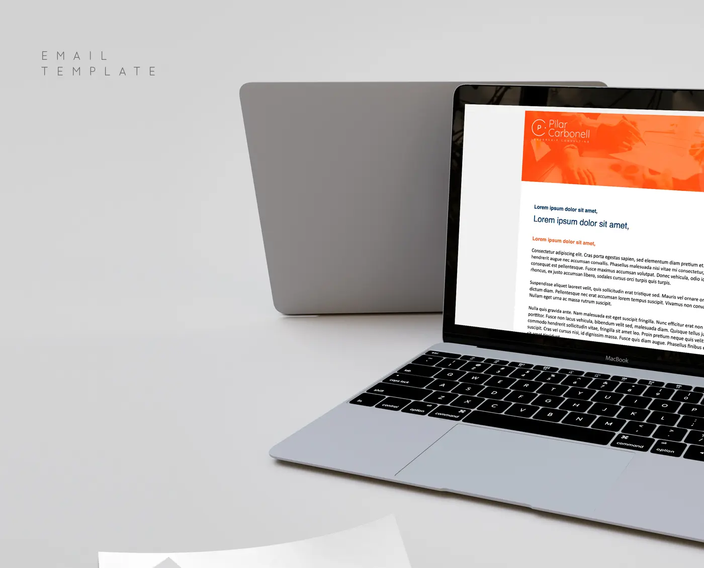 Mockup de plantilla de email en un portátil con la cabecera naranja de marca