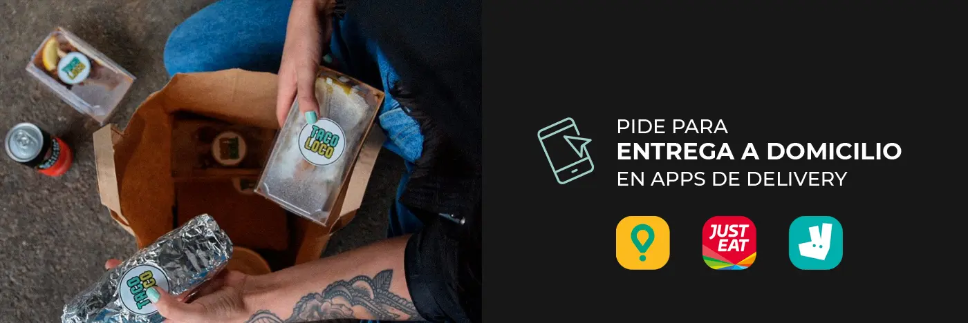 Manos sujetando envases de packaging con el sello Taco Loco recién entregados a domicilio