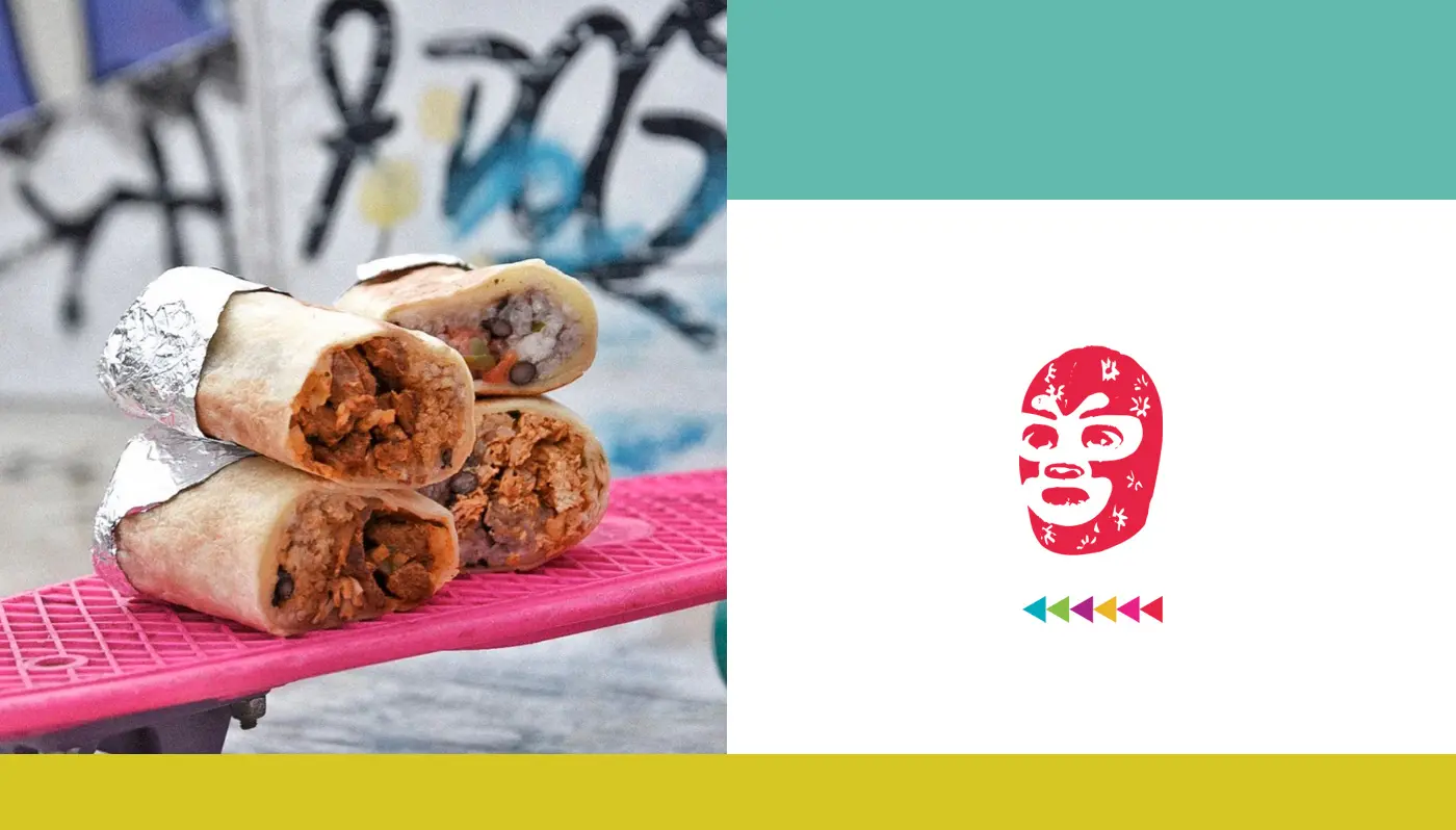 Burritos envueltos en papel de aluminio sobre un monopatín y máscara luchadora del isotipo