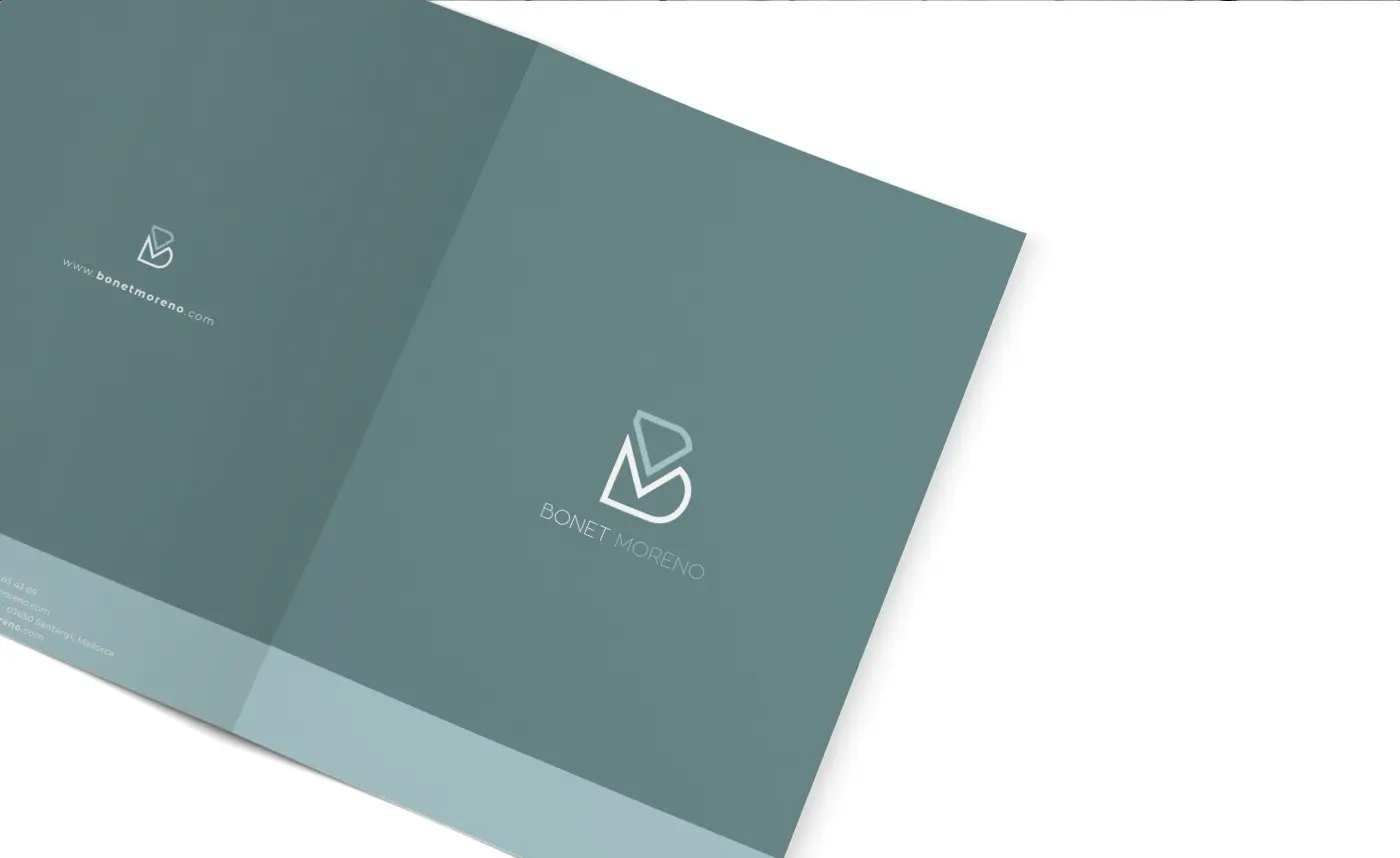Mockup de díptico corporativo abierto con el logotipo en relieve