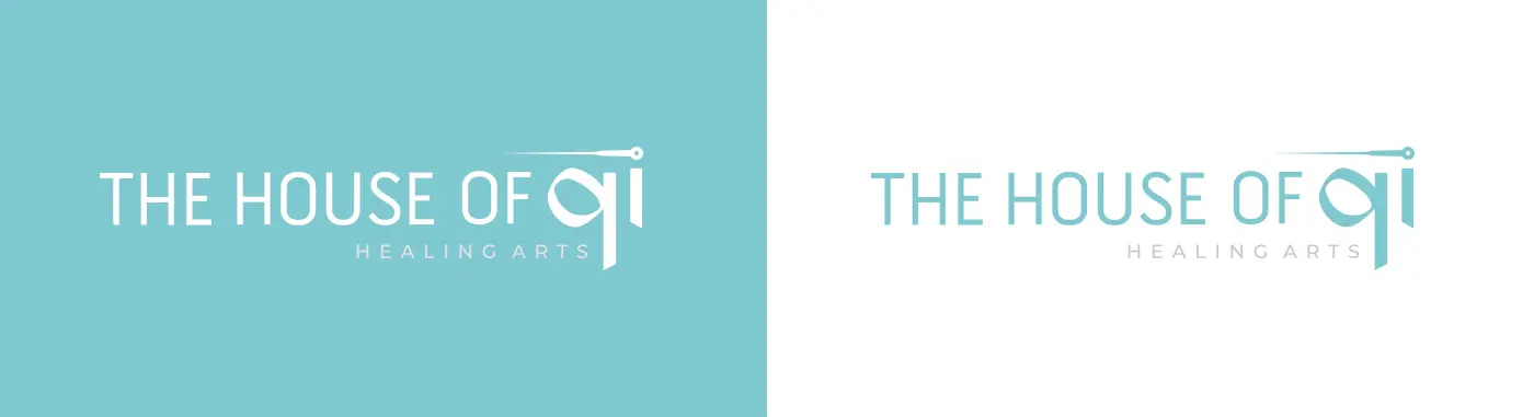 Comparativa del logotipo The House of Qi sobre fondo turquesa y fondo blanco