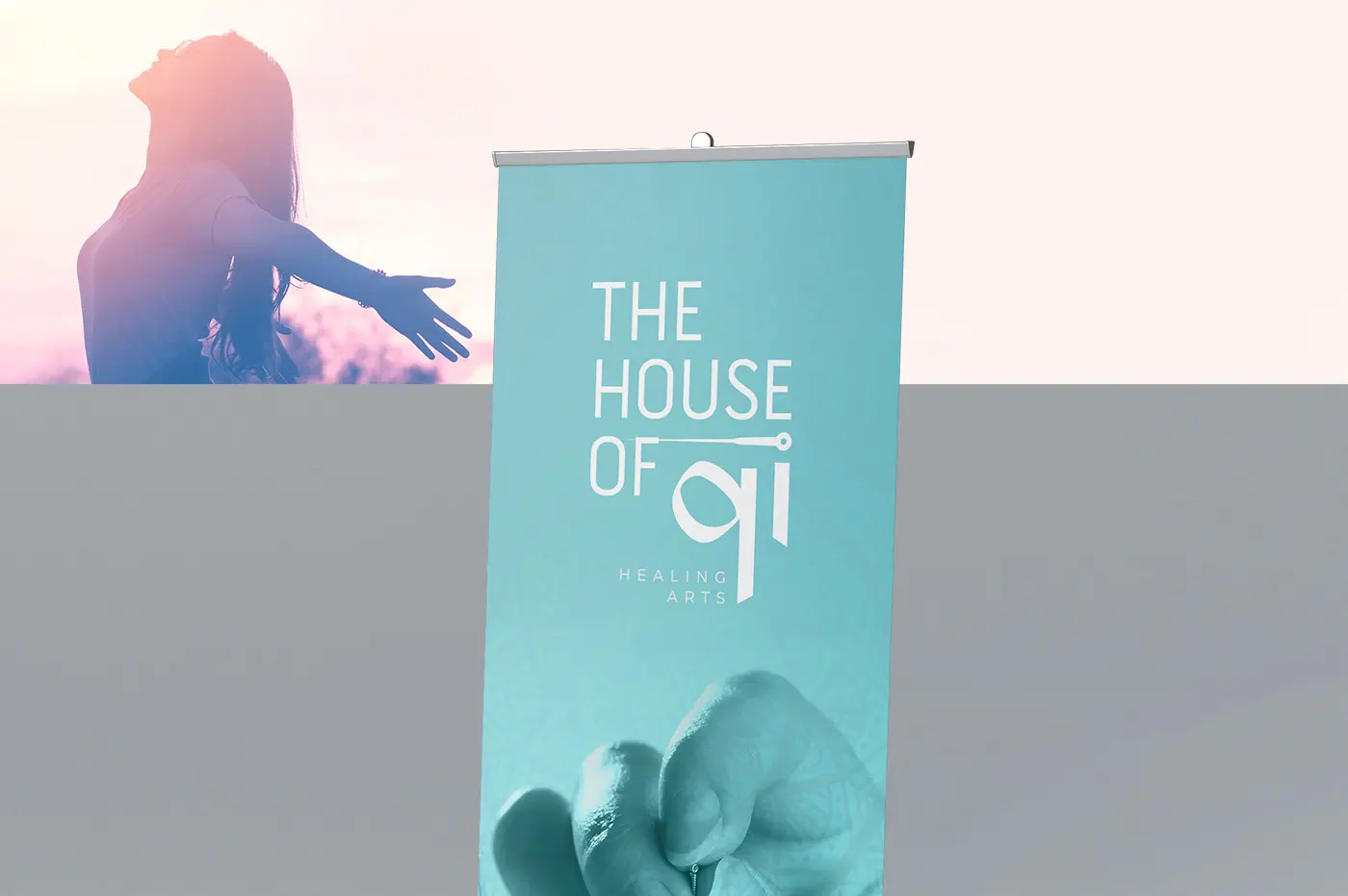 Mockup de roll-up publicitario turquesa con el logotipo y una silueta femenina