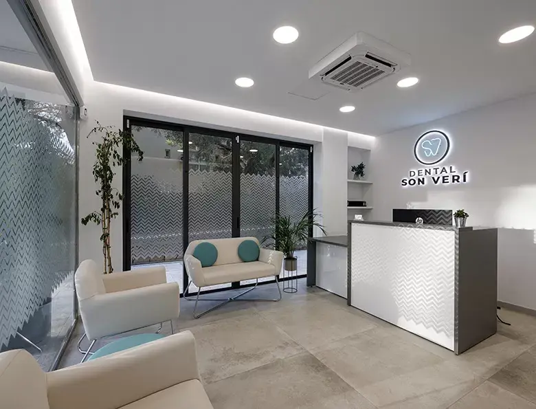 A complete corporate identity for a trusted dental clinic.
