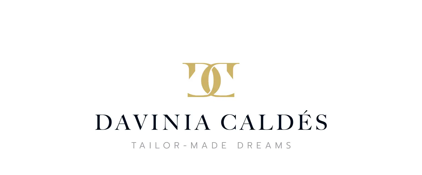 Logotipo de Davinia Caldés con monograma dorado sobre fondo blanco