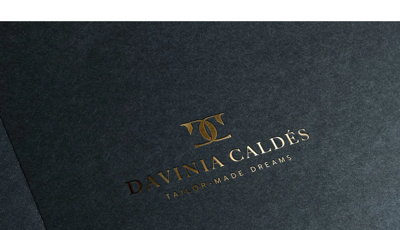 Packaging de Davinia Caldés en negro y dorado