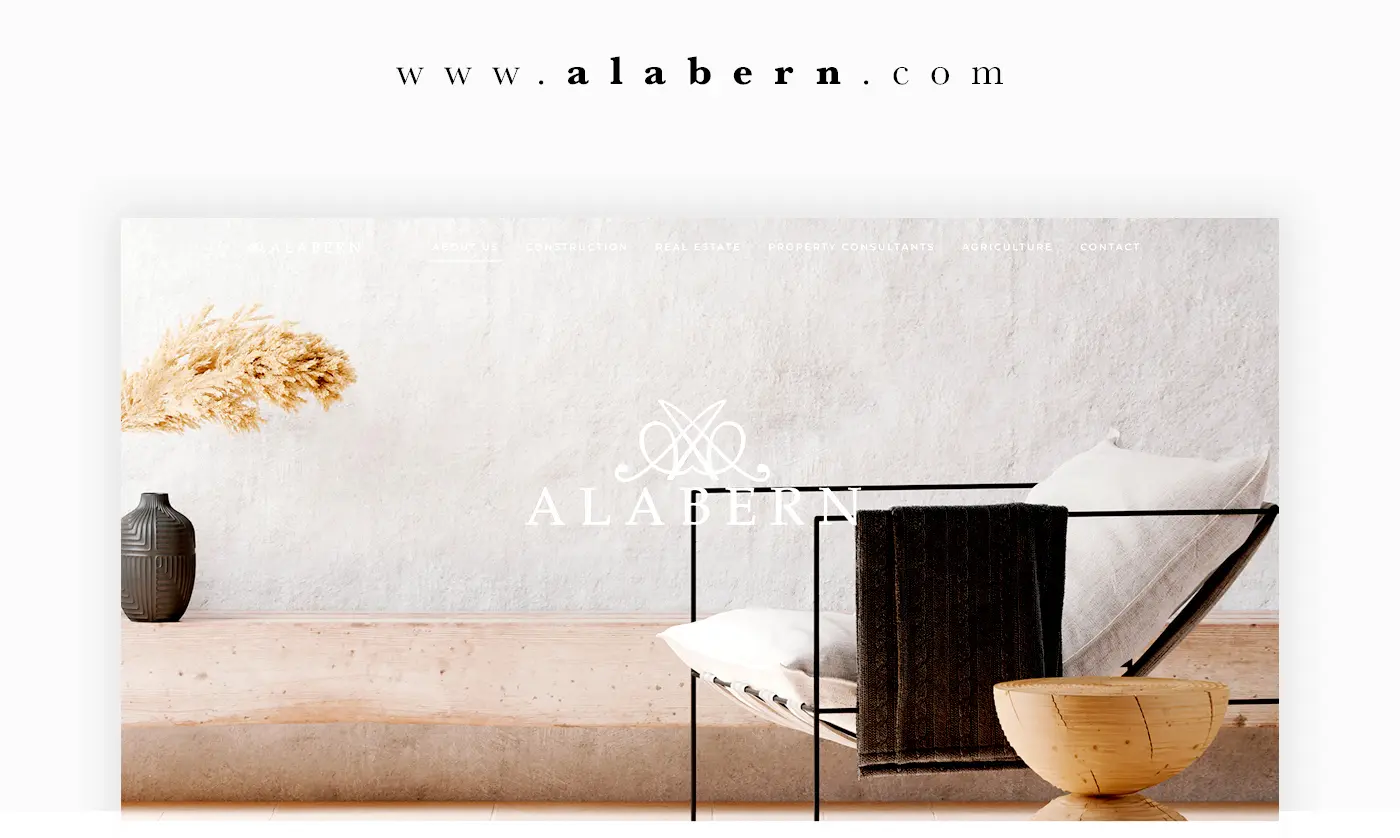 Mockup de la home de Alabern con logotipo sobre foto de interior con jarrón