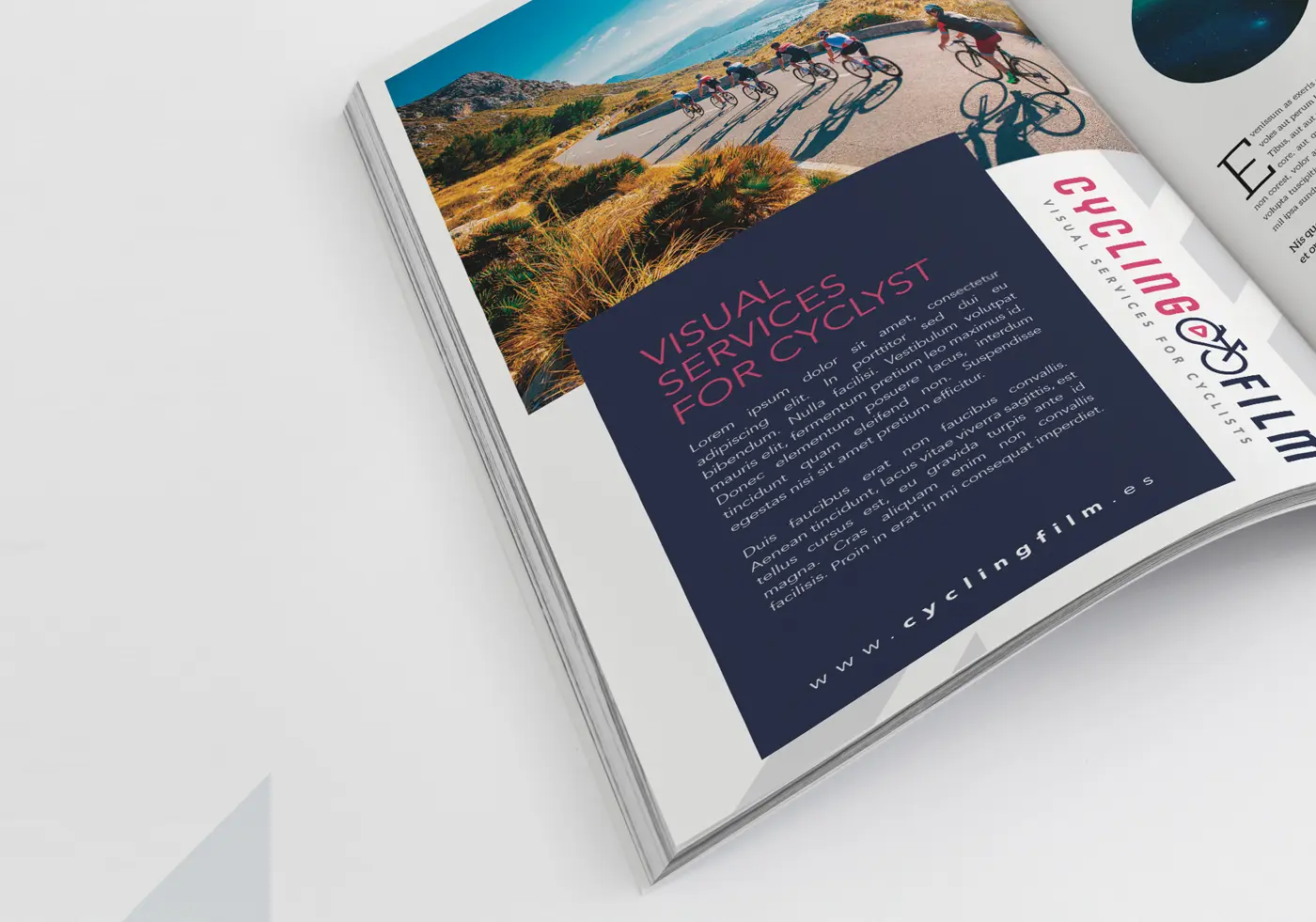 Maquetación de revista abierta con reportaje fotográfico de ciclistas y anuncio de marca