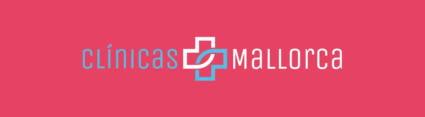Logotipo de Clínicas Mallorca en blanco y azul sobre fondo coral