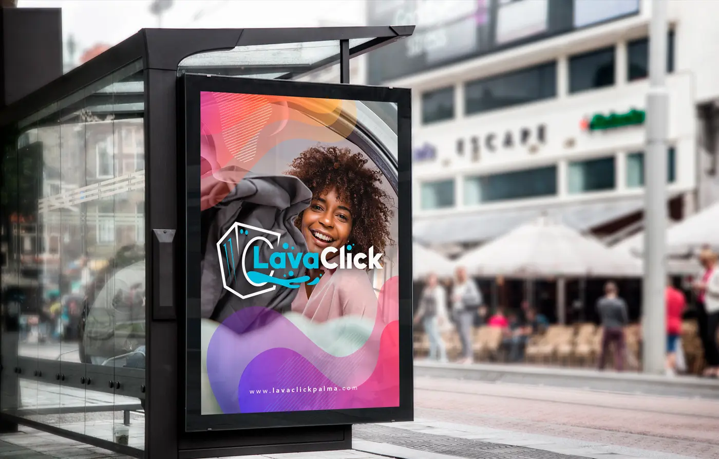 Mockup de marquesina publicitaria con el anuncio de LavaClick en la calle