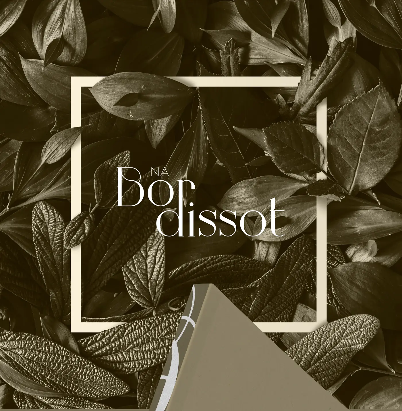 Logotipo de Na Bordissot enmarcado sobre un fondo de hojas oscuras