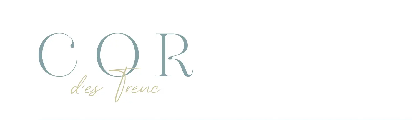 Logotipo Cor d'es Trenc en tipografía serif azul con caligrafía dorada