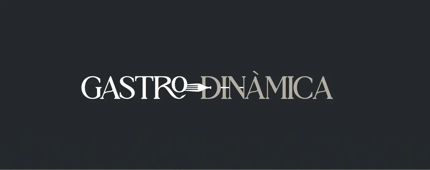 Logotipo de Gastrodinàmica en blanco y beige con un tenedor integrado en la letra O