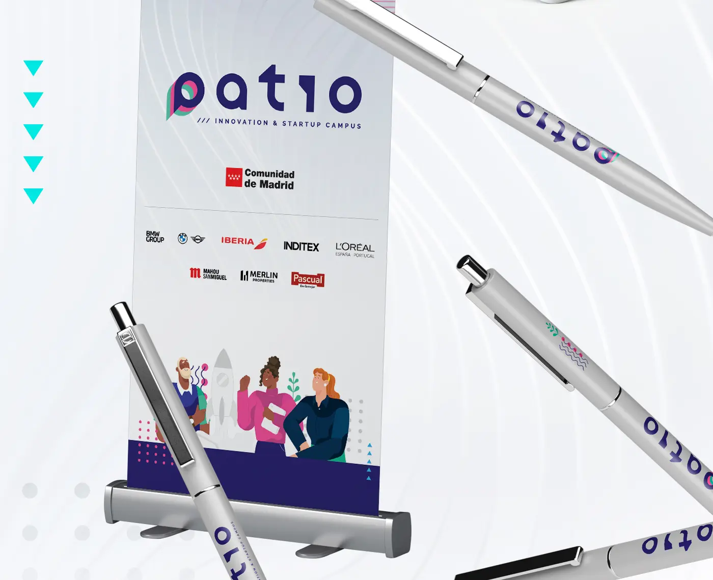 Roll-up con logotipo, empresas patrocinadoras y bolígrafos promocionales de Patio