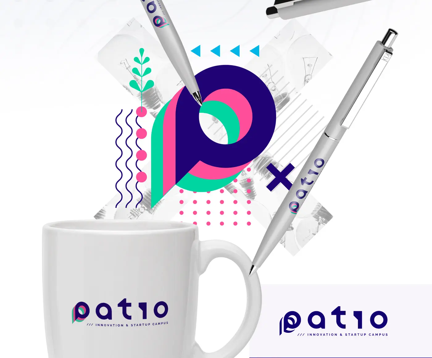 Taza y bolígrafos de merchandising con el isotipo en forma de P