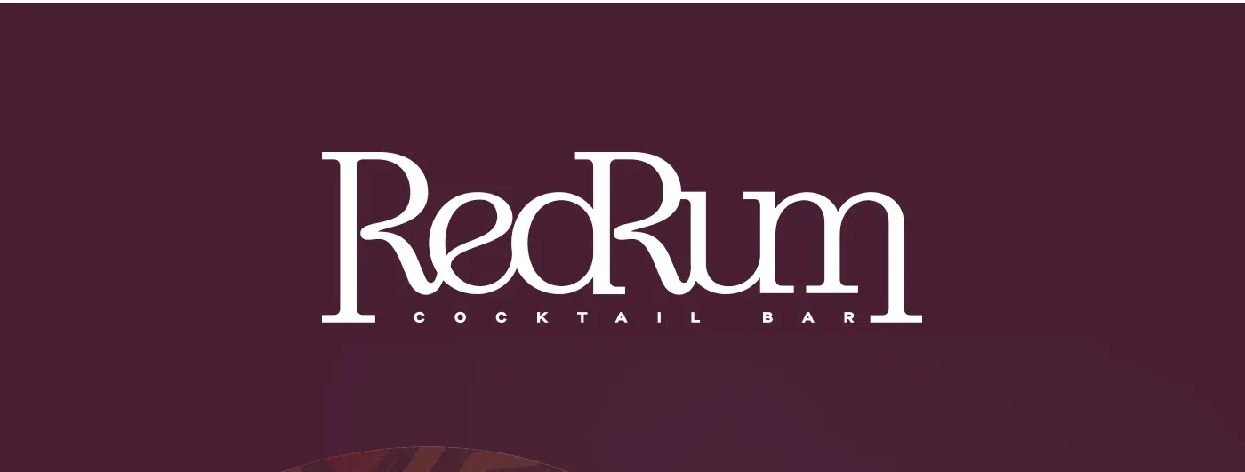 Logotipo de Redrum en blanco sobre fondo burdeos oscuro
