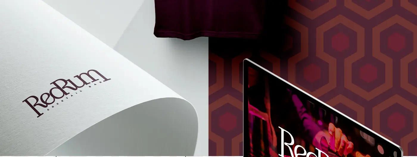 Papel con el logotipo impreso junto a una pantalla con el patrón hexagonal de fondo
