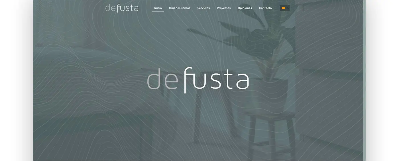 Web de Defusta en un portátil con el logotipo sobre foto de salón con planta