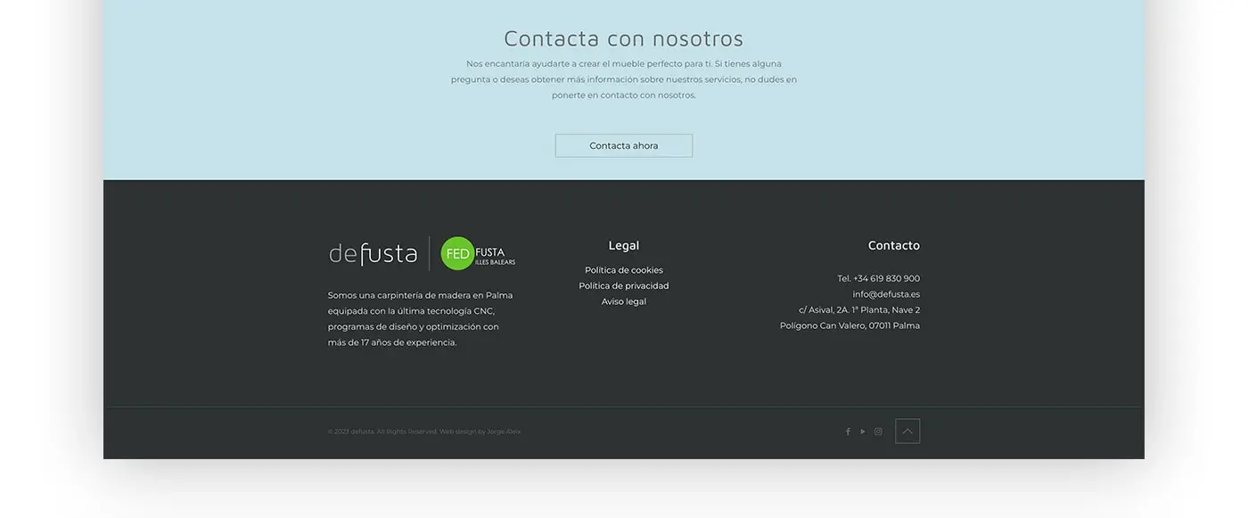 Sección de contacto de la web sobre fondo celeste con isotipo de Defusta