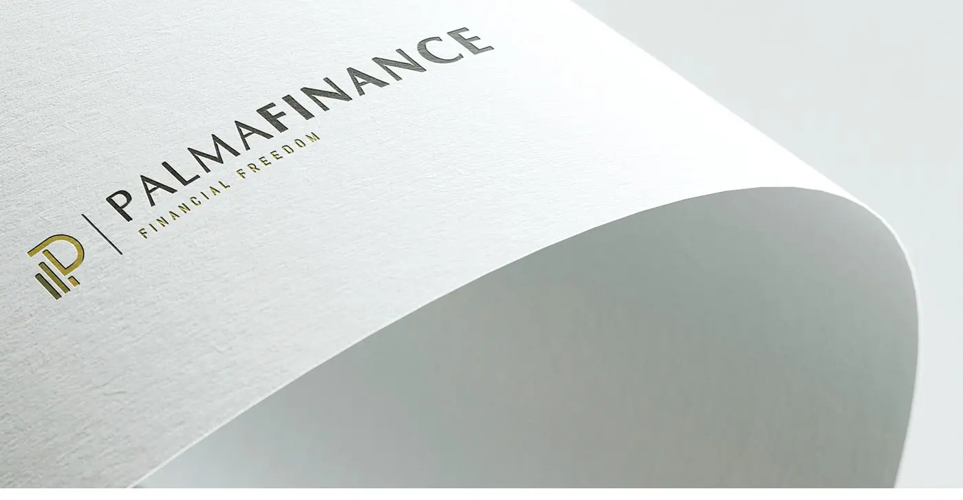 Detalle macro del logotipo grabado junto al eslogan Financial Freedom