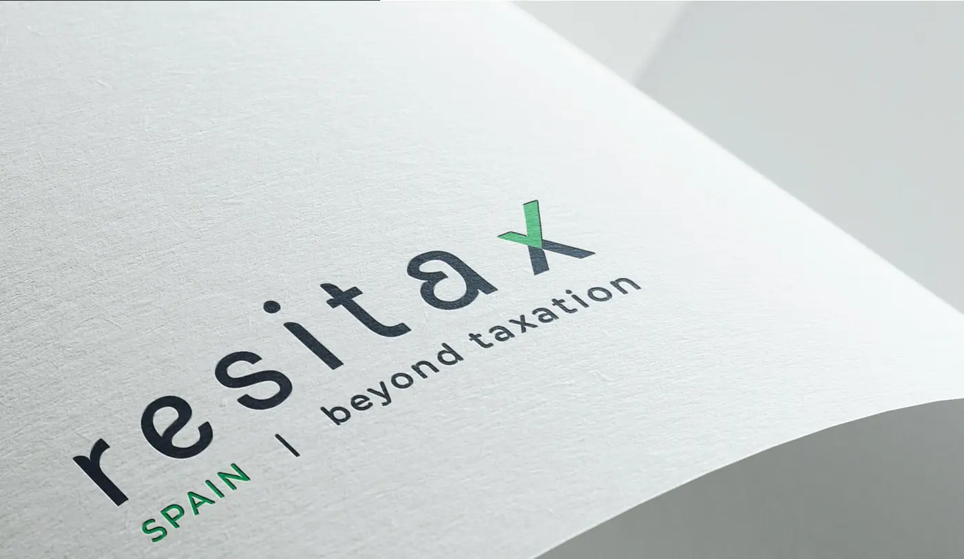 Detalle del logotipo Resitax estampado en relieve sobre papel texturizado