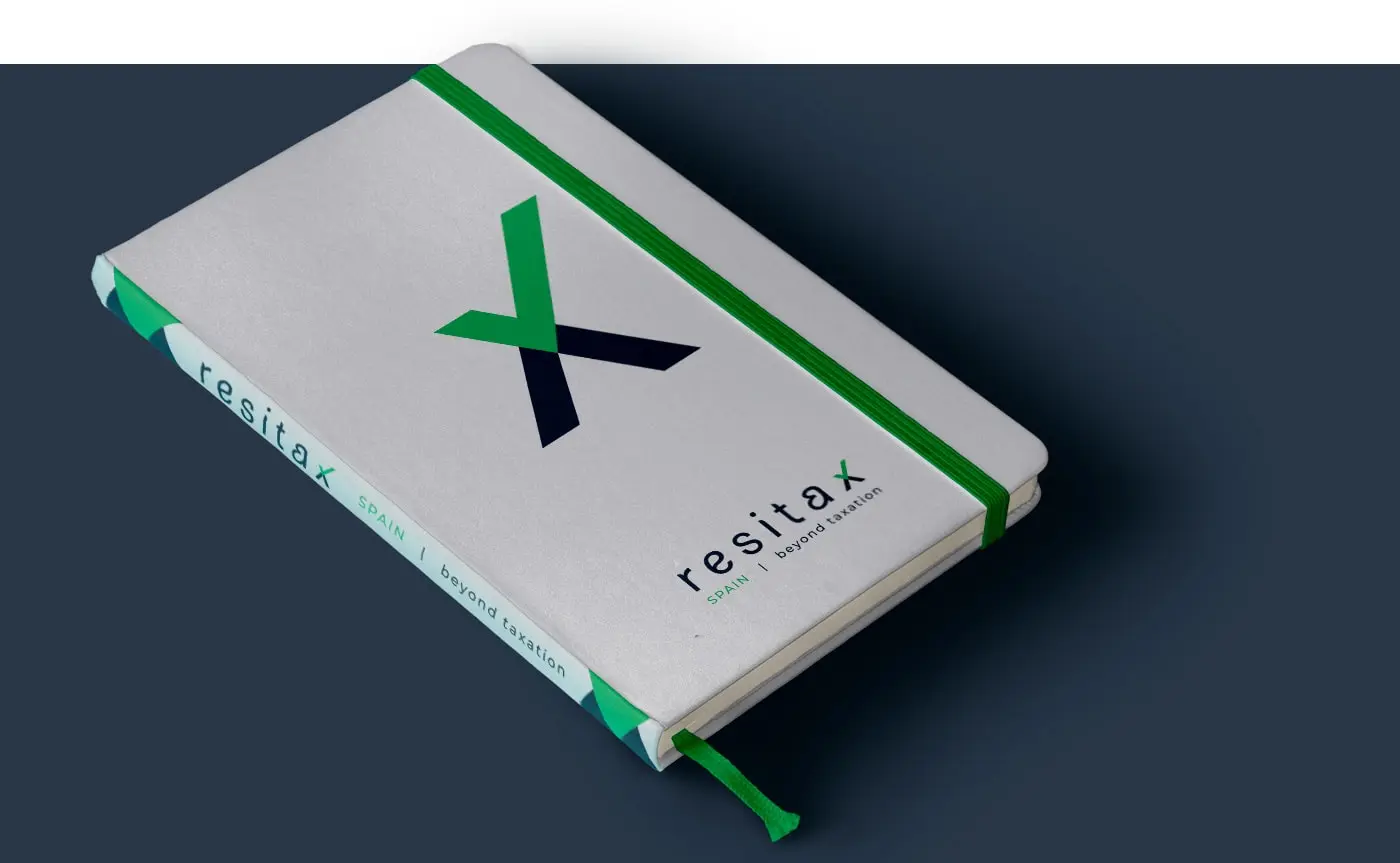 Libreta corporativa con el símbolo de la X en verde y azul marino