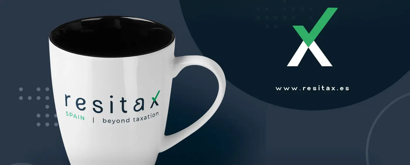 Taza de cerámica blanca con el logotipo de Resitax y el símbolo en verde