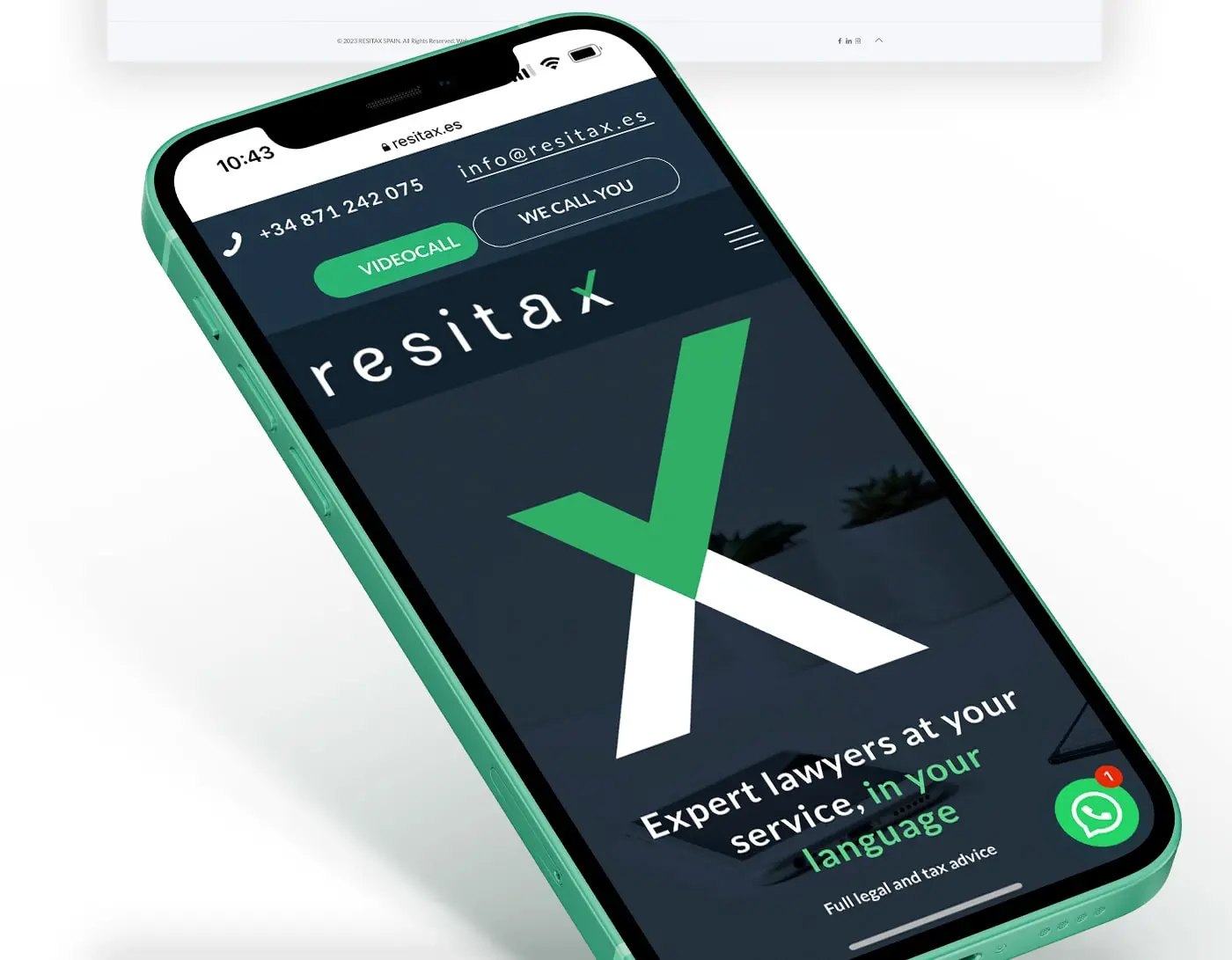 Maqueta de smartphone verde con la versión móvil de la web en modo oscuro