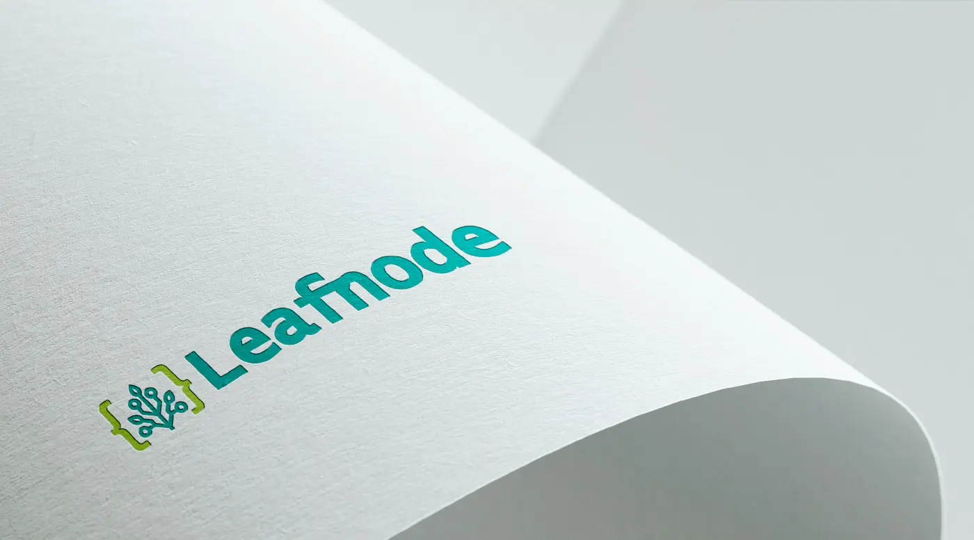 Mockup del logotipo Leafnode grabado en relieve sobre papel texturizado blanco