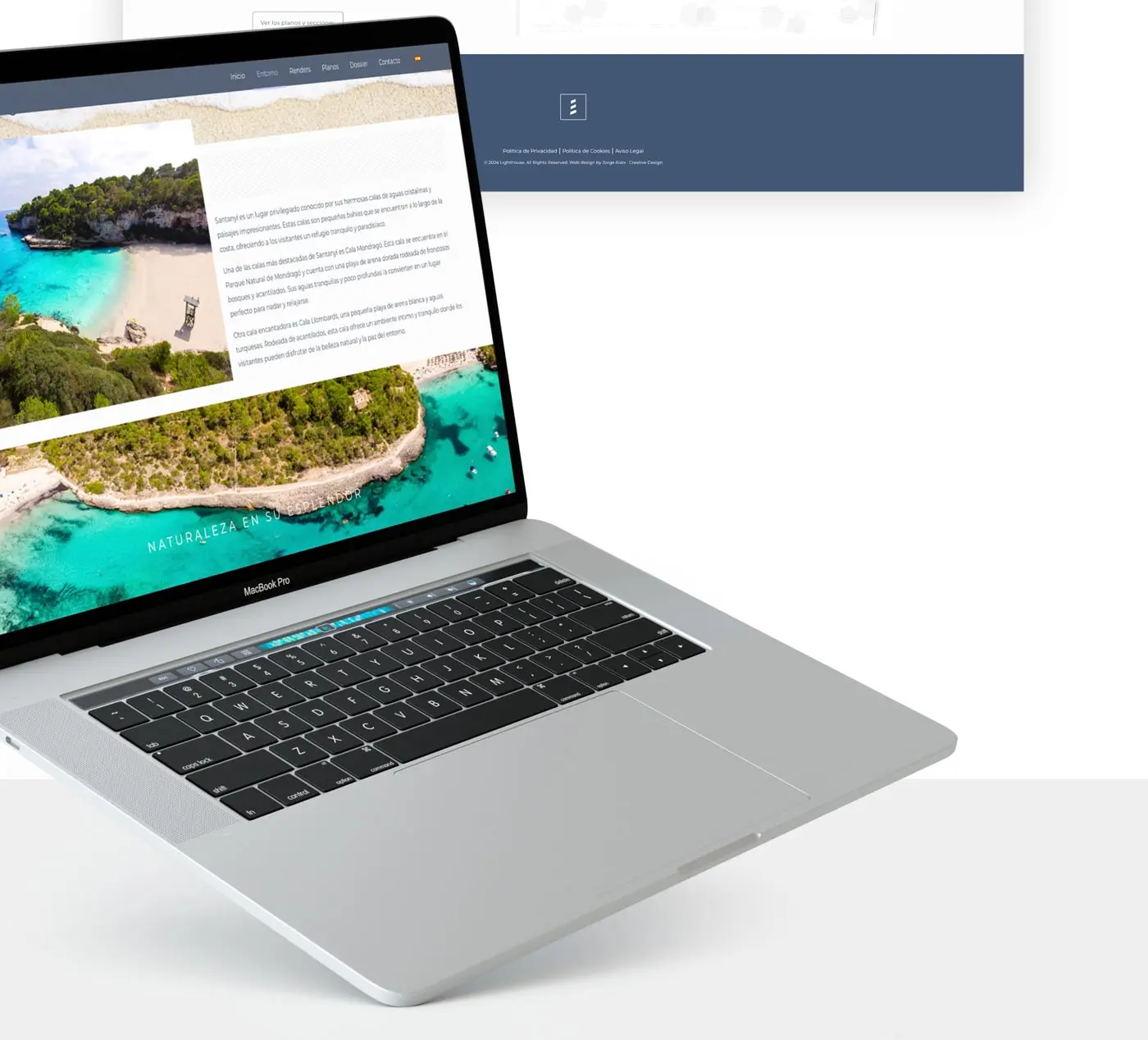 Mockup en portátil de la web con fotografía aérea de la cala