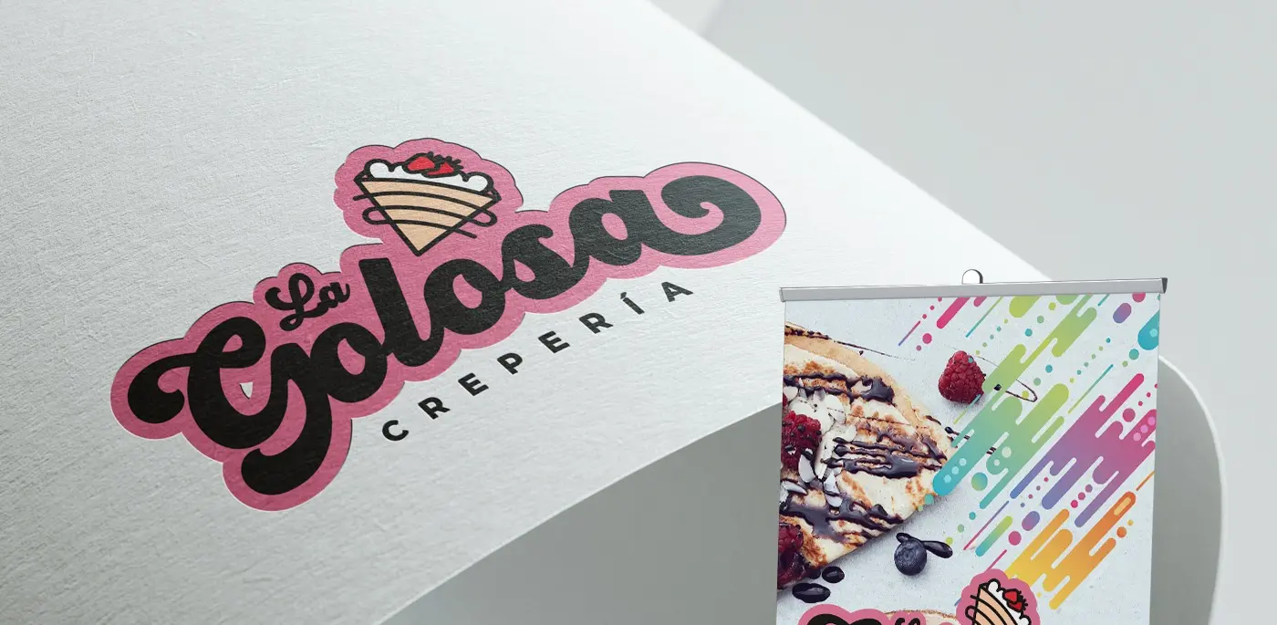 Mockup del logotipo impreso sobre cartulina junto a un roll-up con crep de frutos rojos