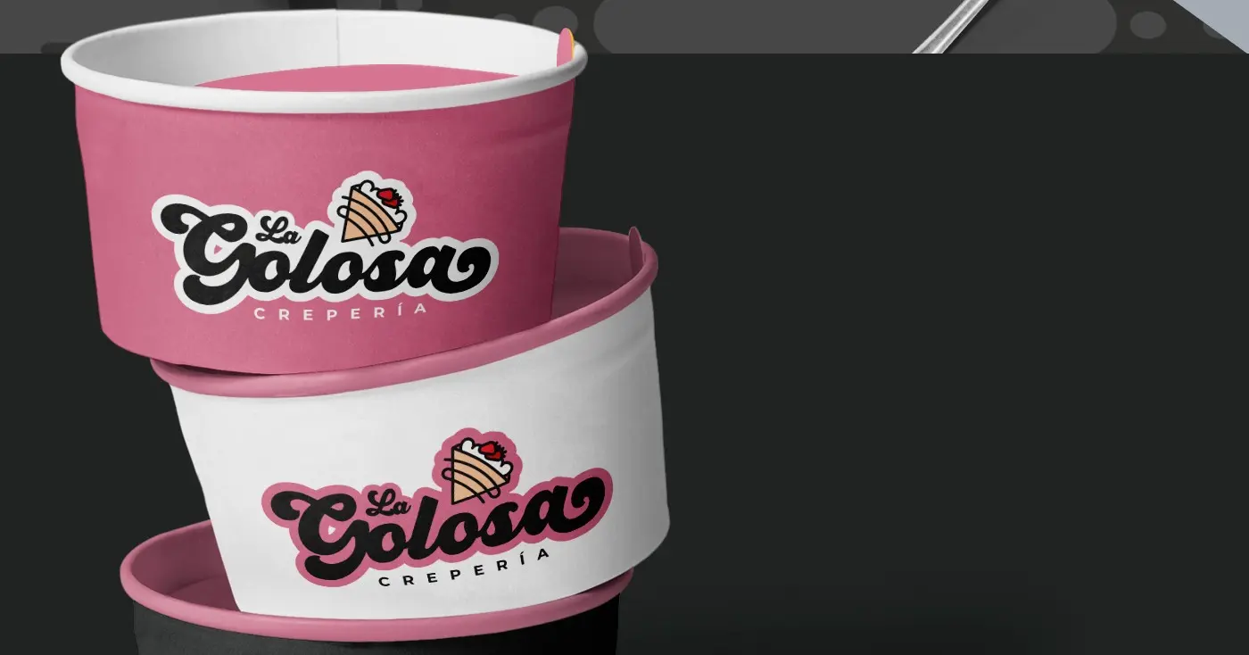 Vasos de cartón rosa y blanco apilados con el logotipo de La Golosa
